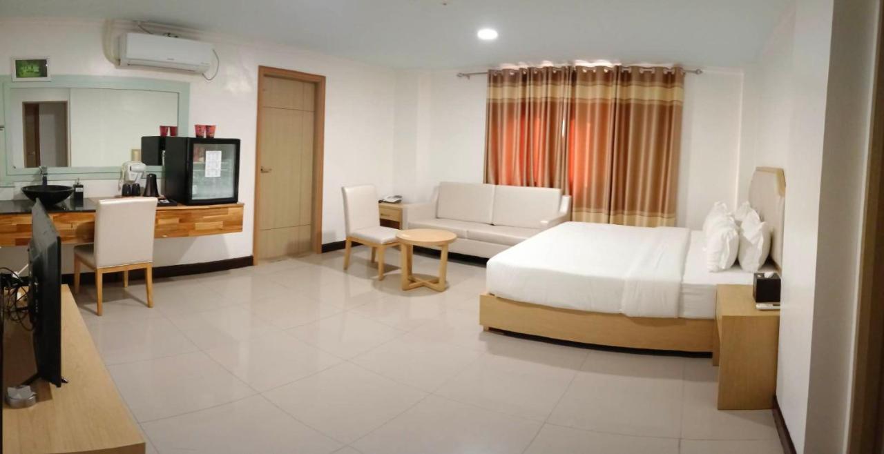 Punta Clark Hotel Clark Field Buitenkant foto