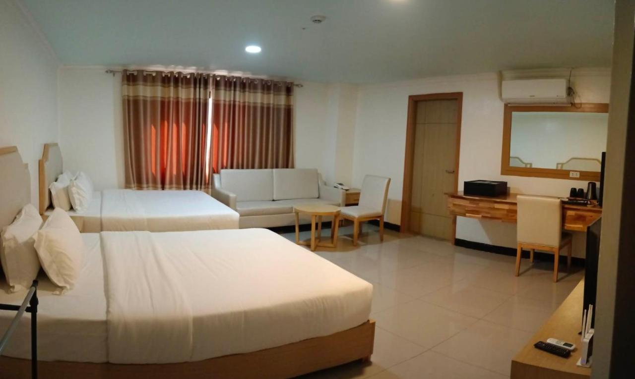 Punta Clark Hotel Clark Field Buitenkant foto