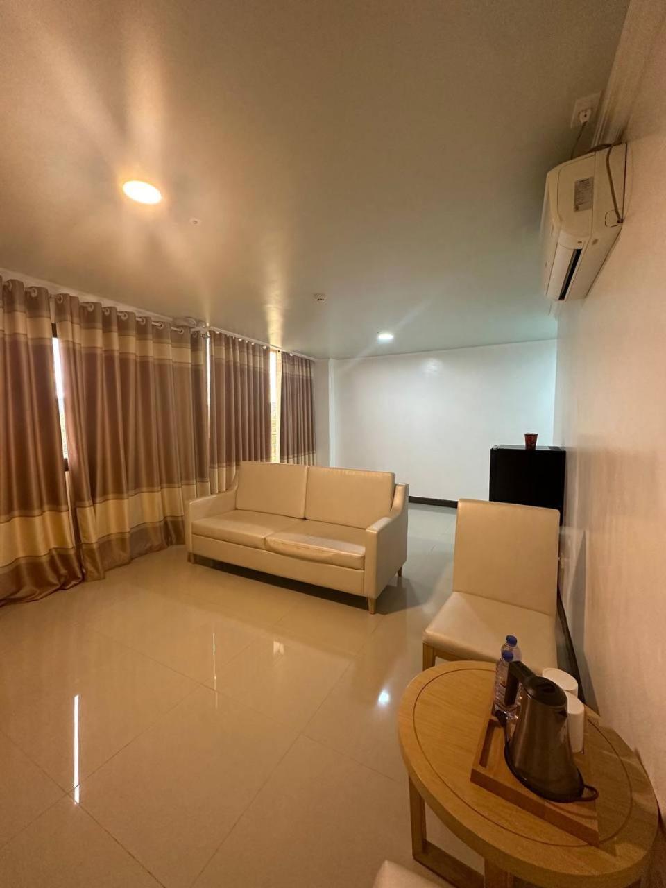 Punta Clark Hotel Clark Field Buitenkant foto