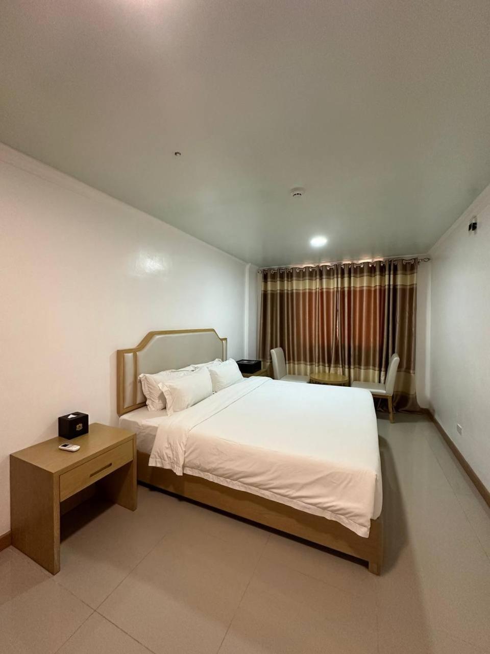 Punta Clark Hotel Clark Field Buitenkant foto